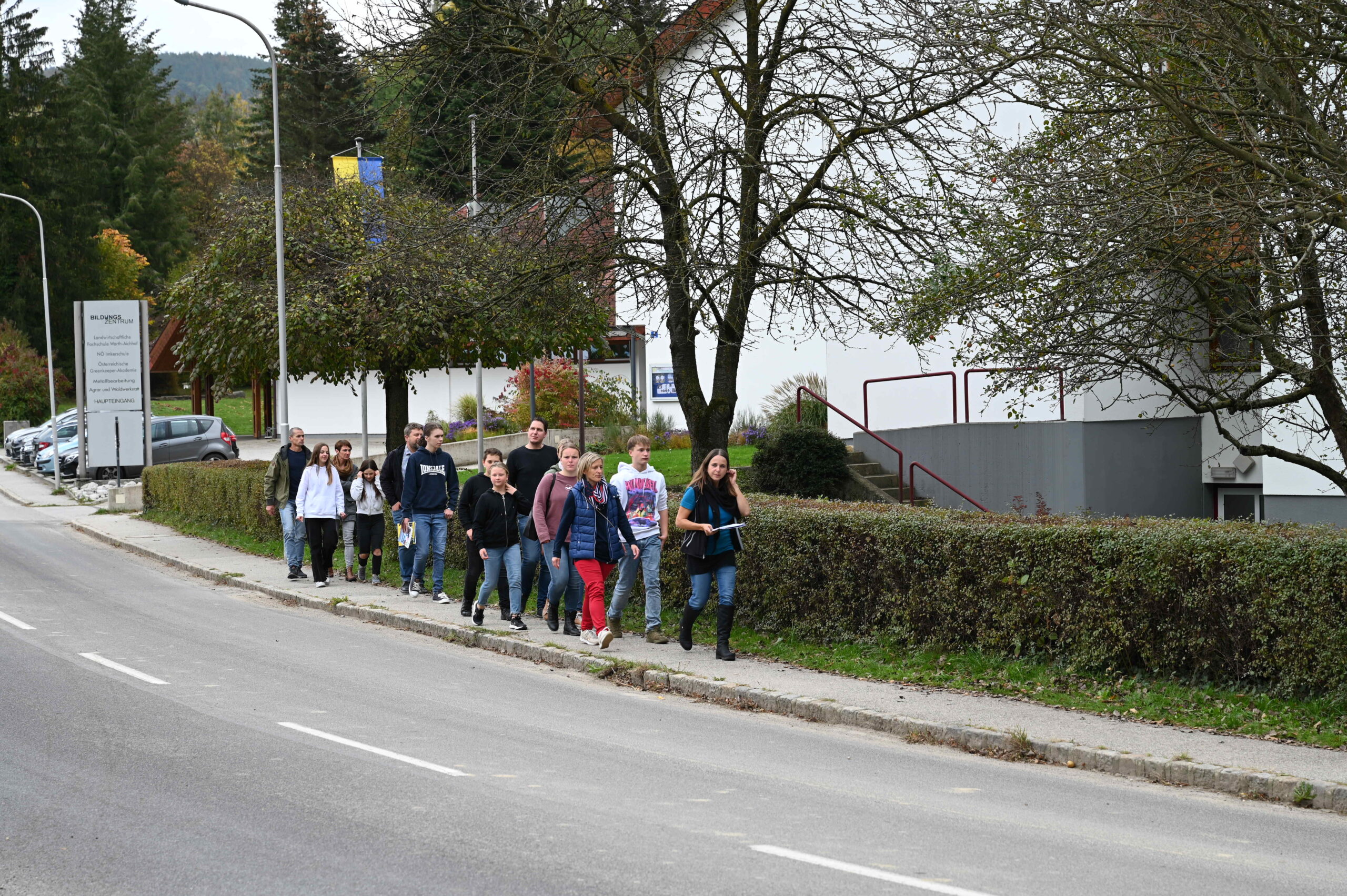 Gruppe vor Schule