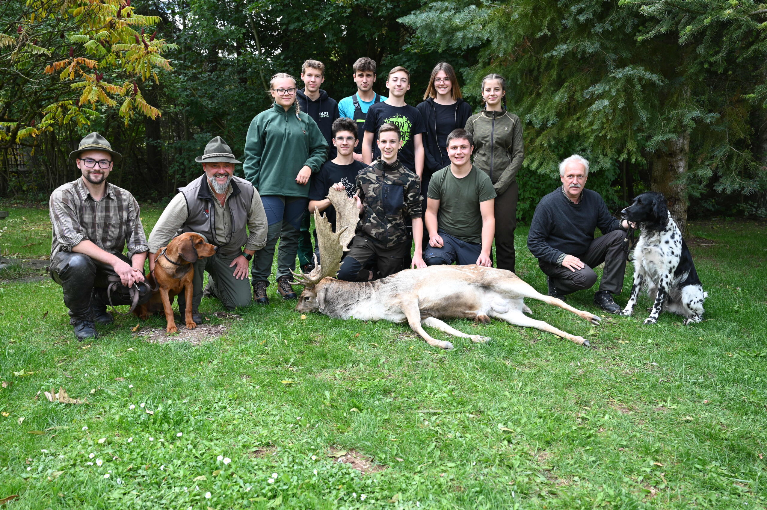 Schülerinnen und Schüler zerlegen Wildbret fachgerecht