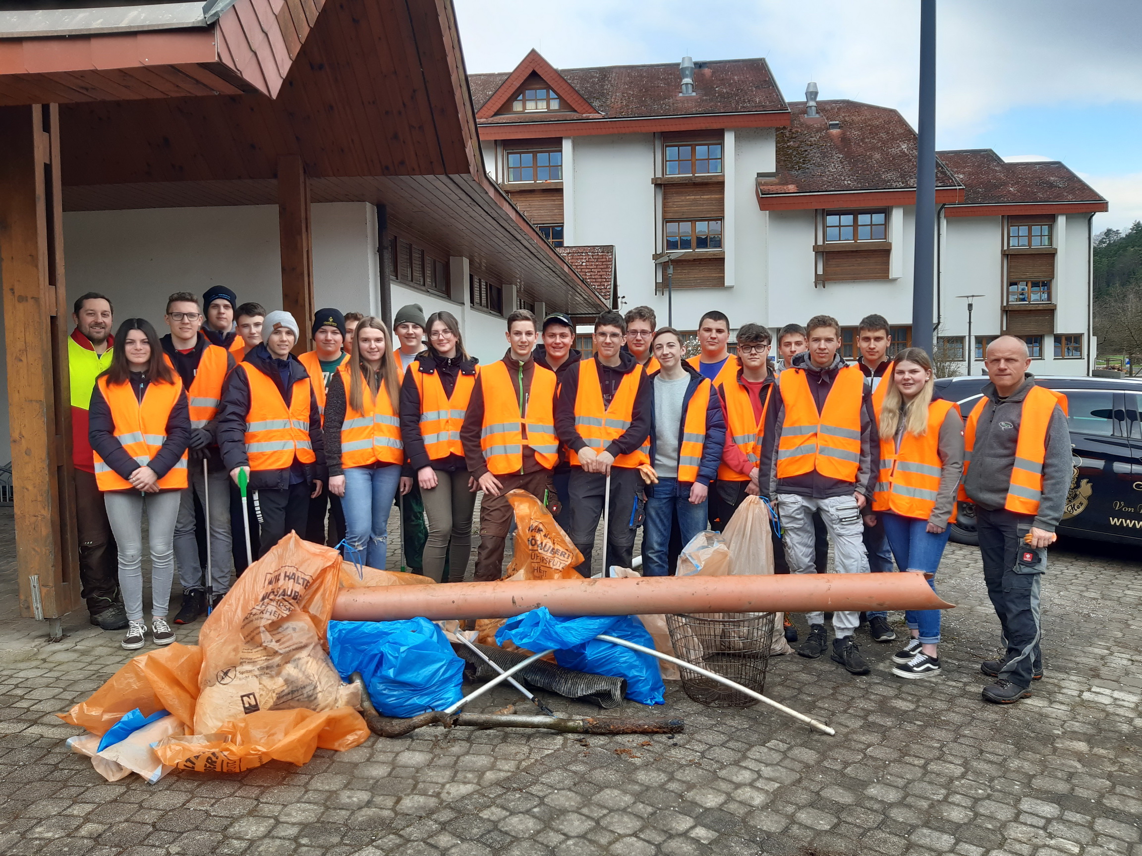 Frühjahrsputz im Gemeindegebiet von Warth