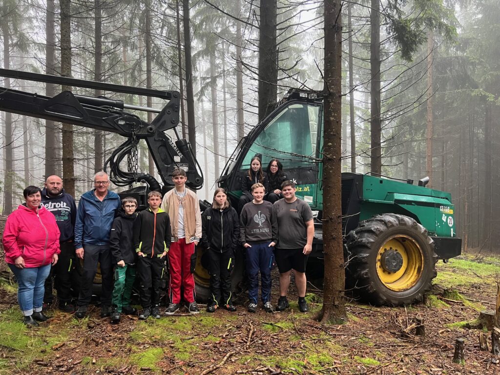 Harvester bei Holzernte im Praxiseinsatz