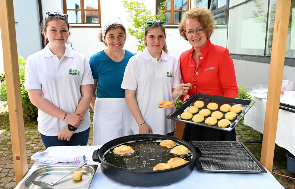 Backen von Bauernkrapfen nach überlieferten Rezepten