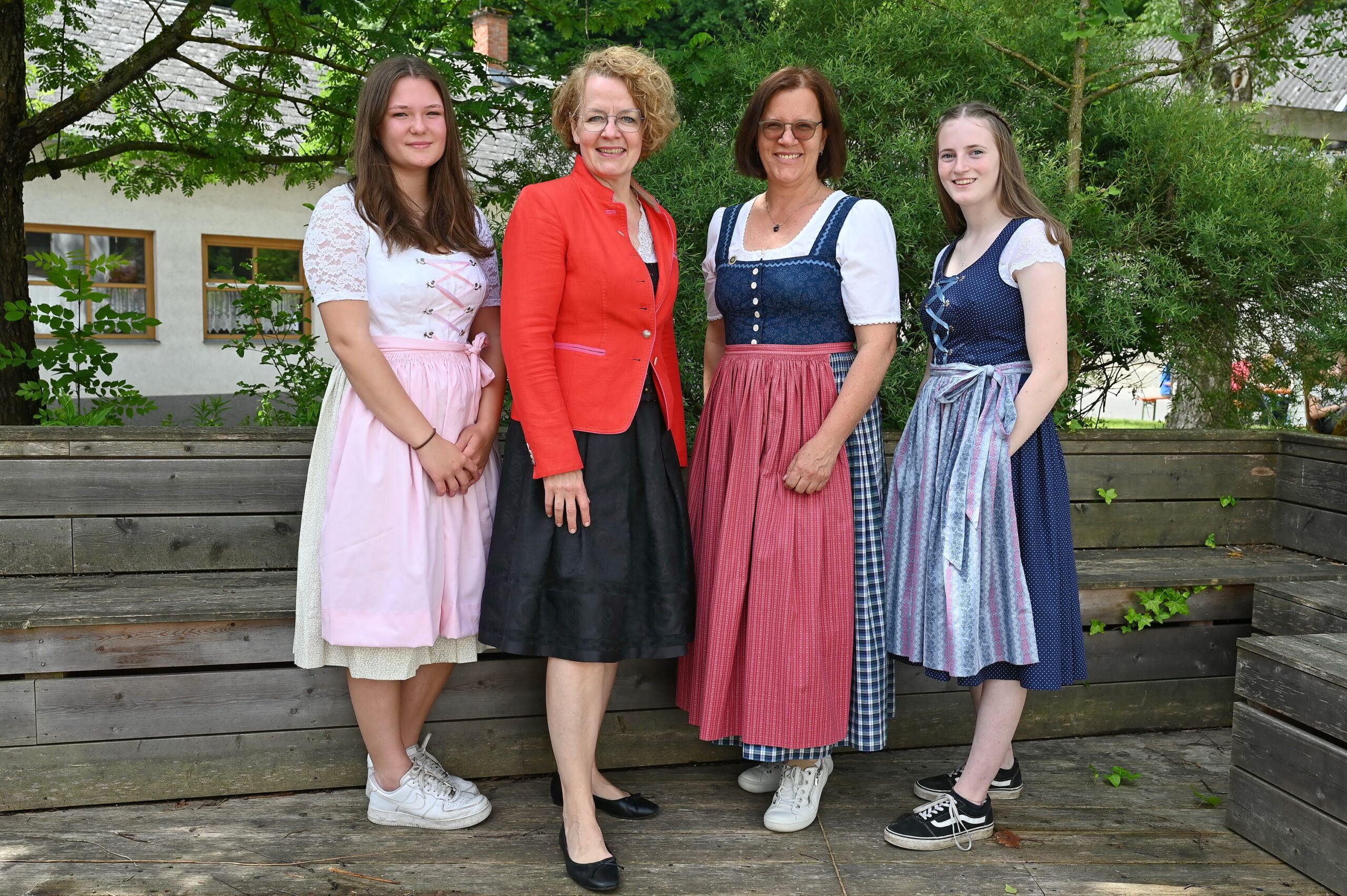 Schülerinnen schneidern eigenes Dirndl