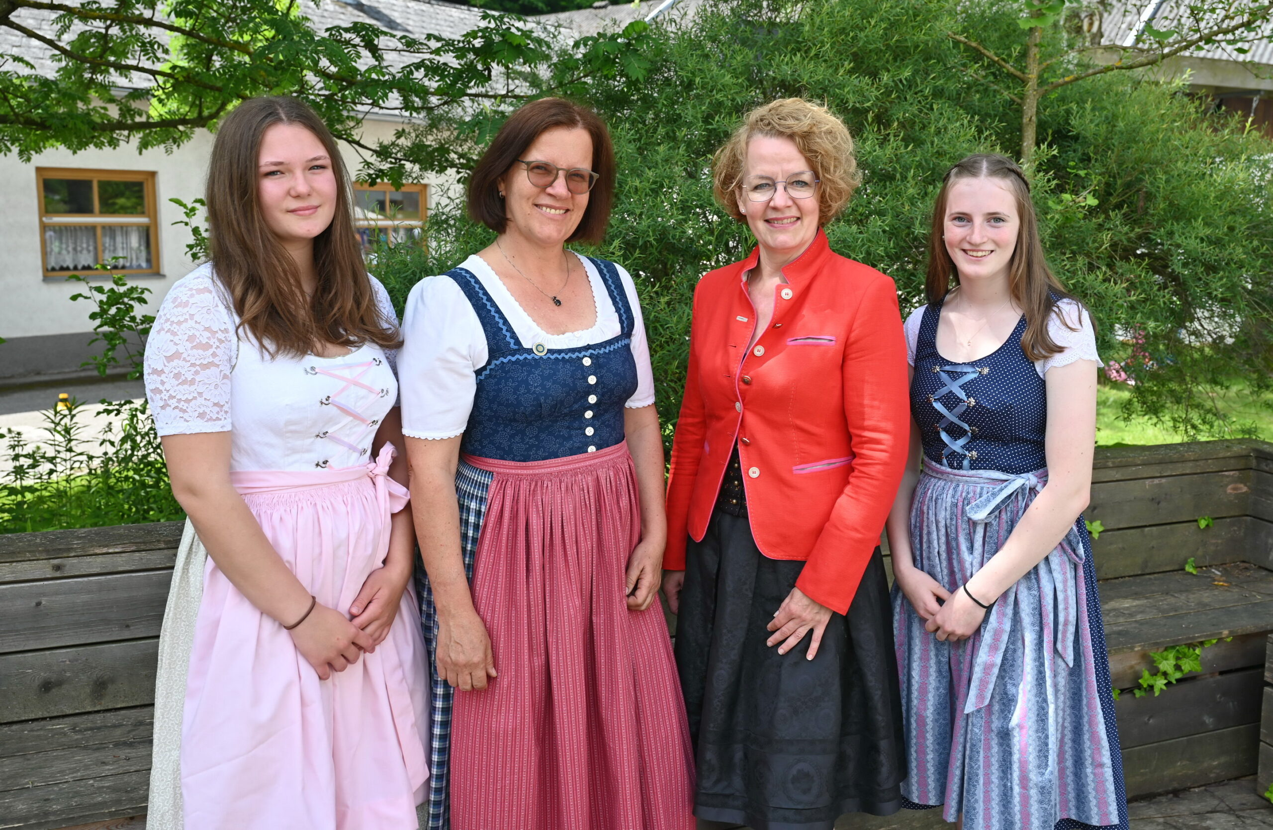 Warth-Dirndl2-24 Copyright Mück