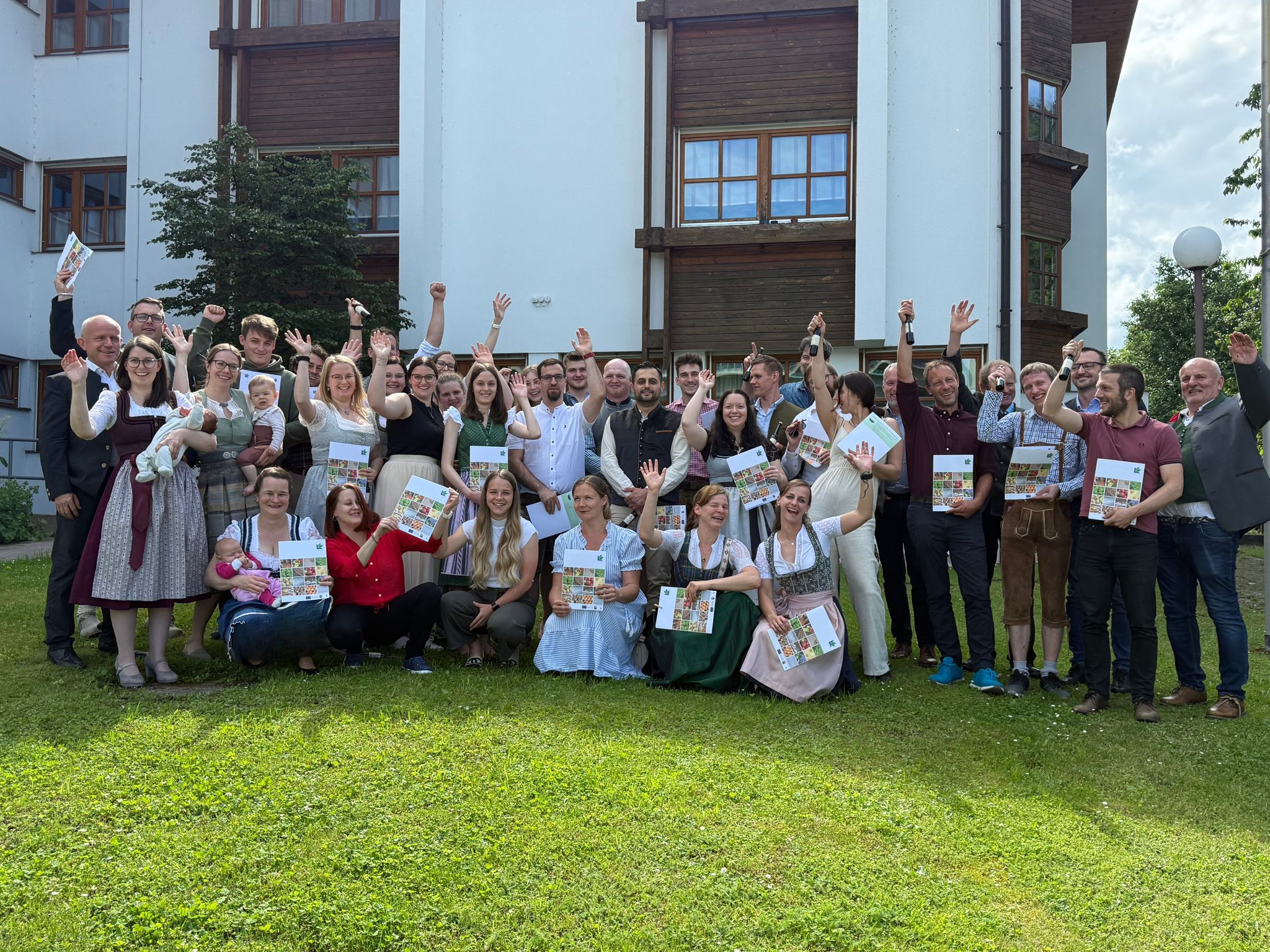 Weiße Fahne bei Bauern- und Bäuerinnenschule