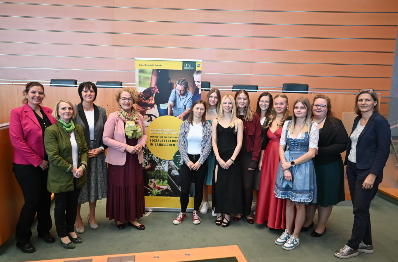 Feierlicher Abschluss des Lehrganges „Sozialbetreuungsberufeim ländlichen Raum“ Feierlicher Abschluss des Lehrganges „Sozialbetreuungsberufeim ländlichen Raum“