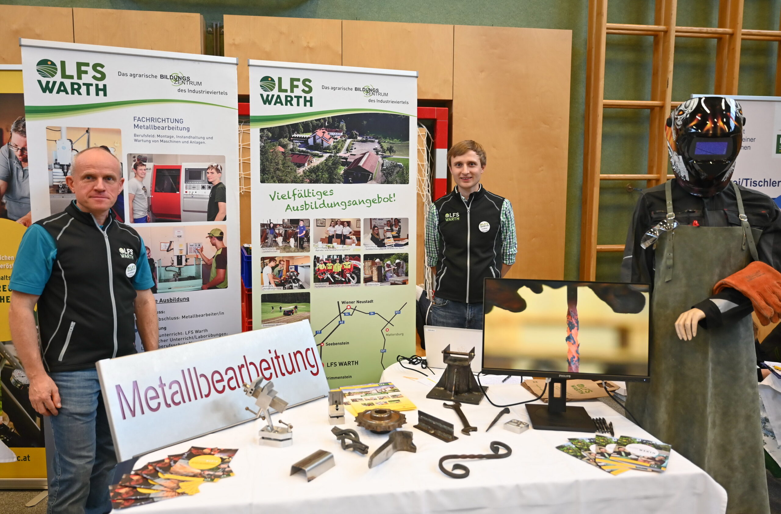 Lehrgang Metallbearbeitung und Ausbildungszweig Sozialbetreuungsberufe präsentiert